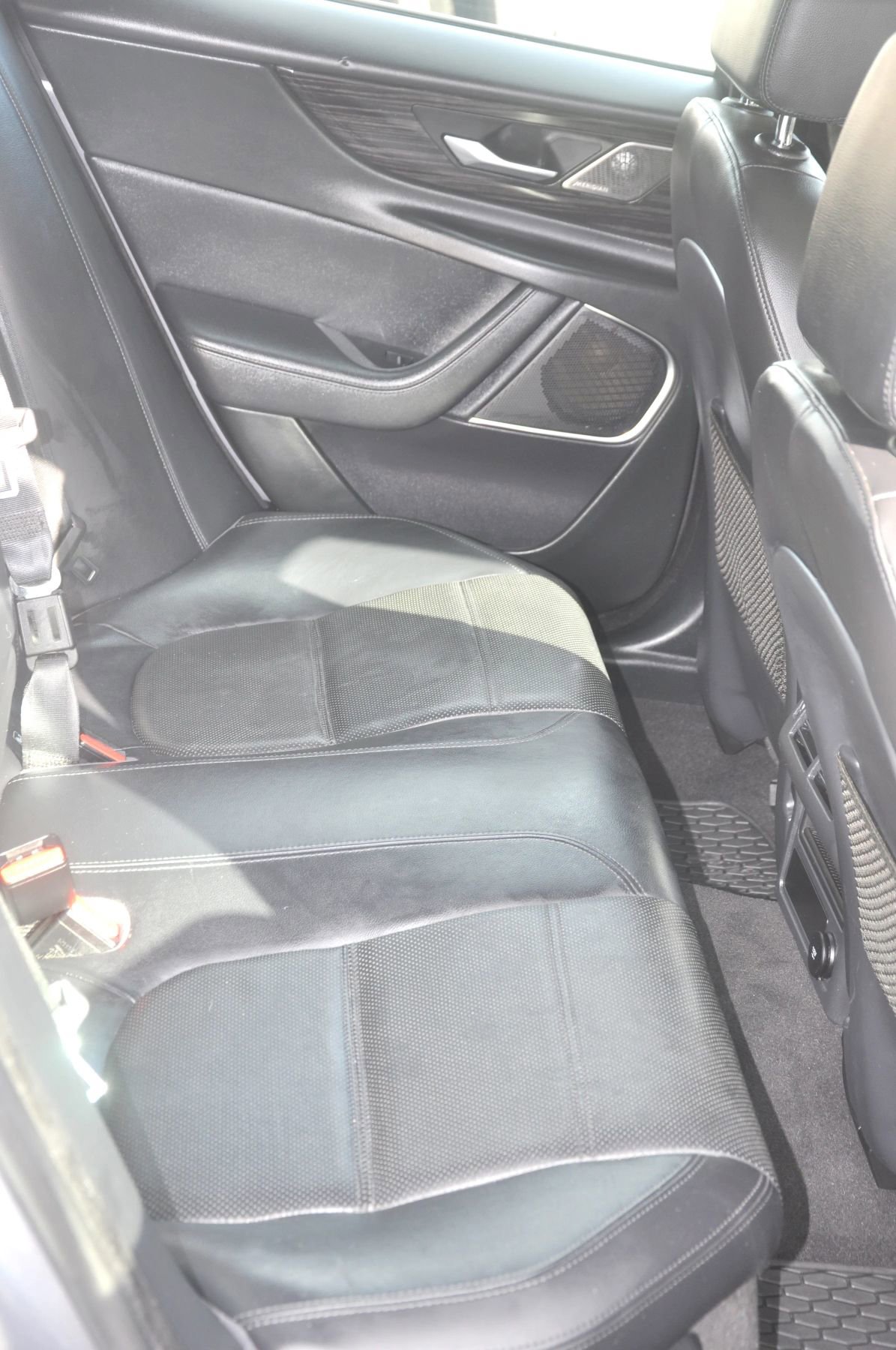 Used 2020 Jaguar XE S RWD image 23