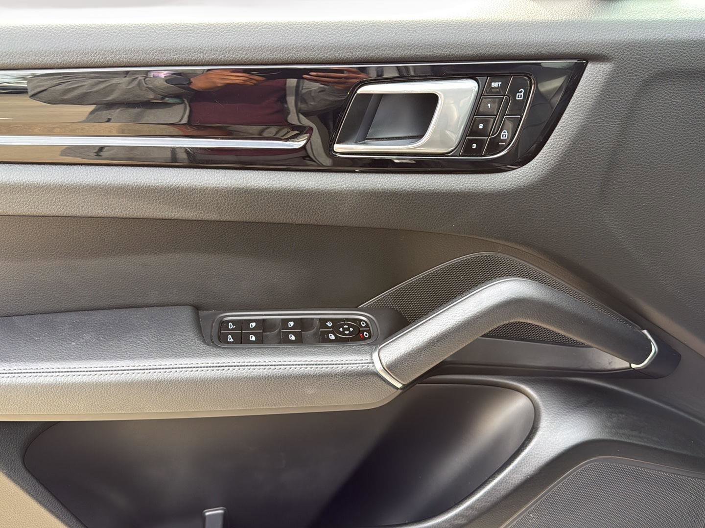 Used 2021 Porsche Cayenne image 12