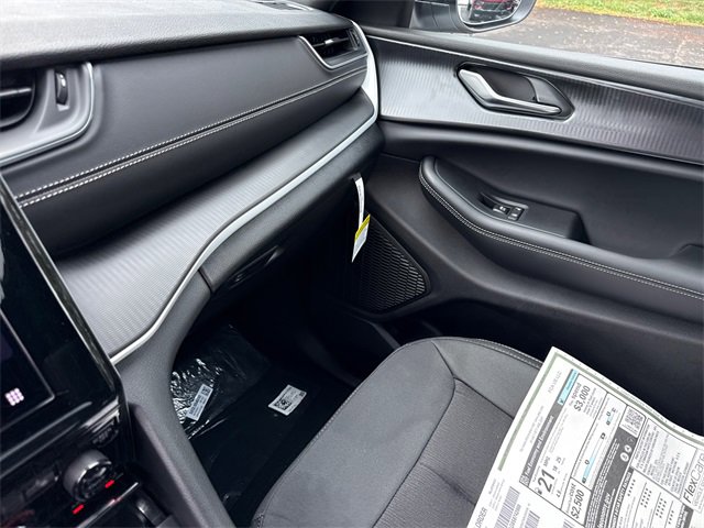 New 2025 Jeep Grand Cherokee L Laredo w/ Luxury Tech Group I image 26