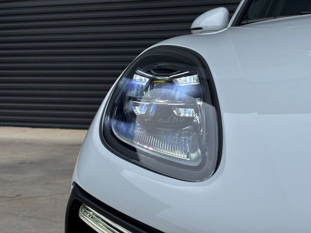Used 2025 Porsche Macan AWD/4WD image 12