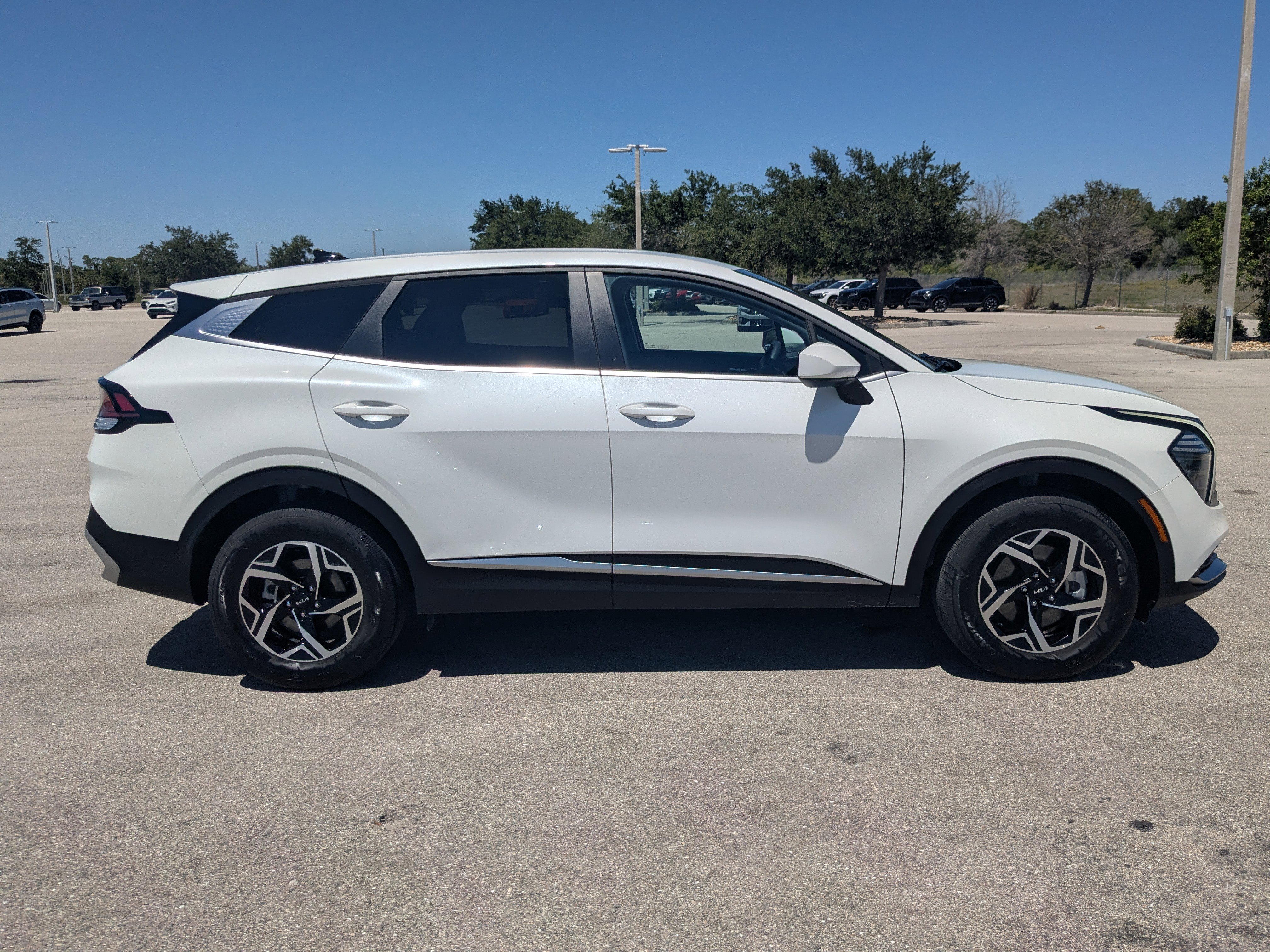 Certified 2025 Kia Sportage LX AWD/4WD image 4