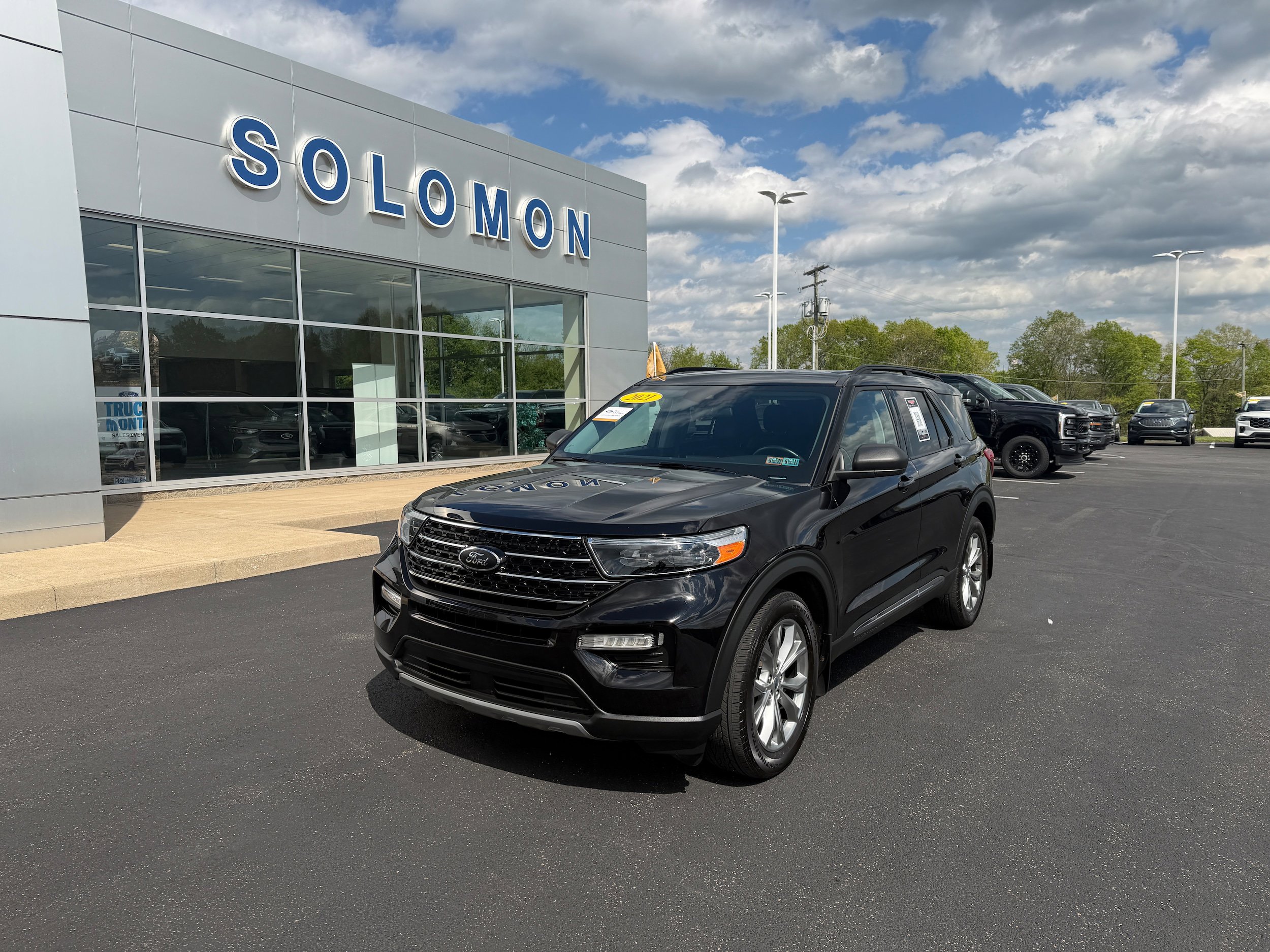 Certified 2021 Ford Explorer XLT w/ Equipment Group 202A AWD/4WD image 2