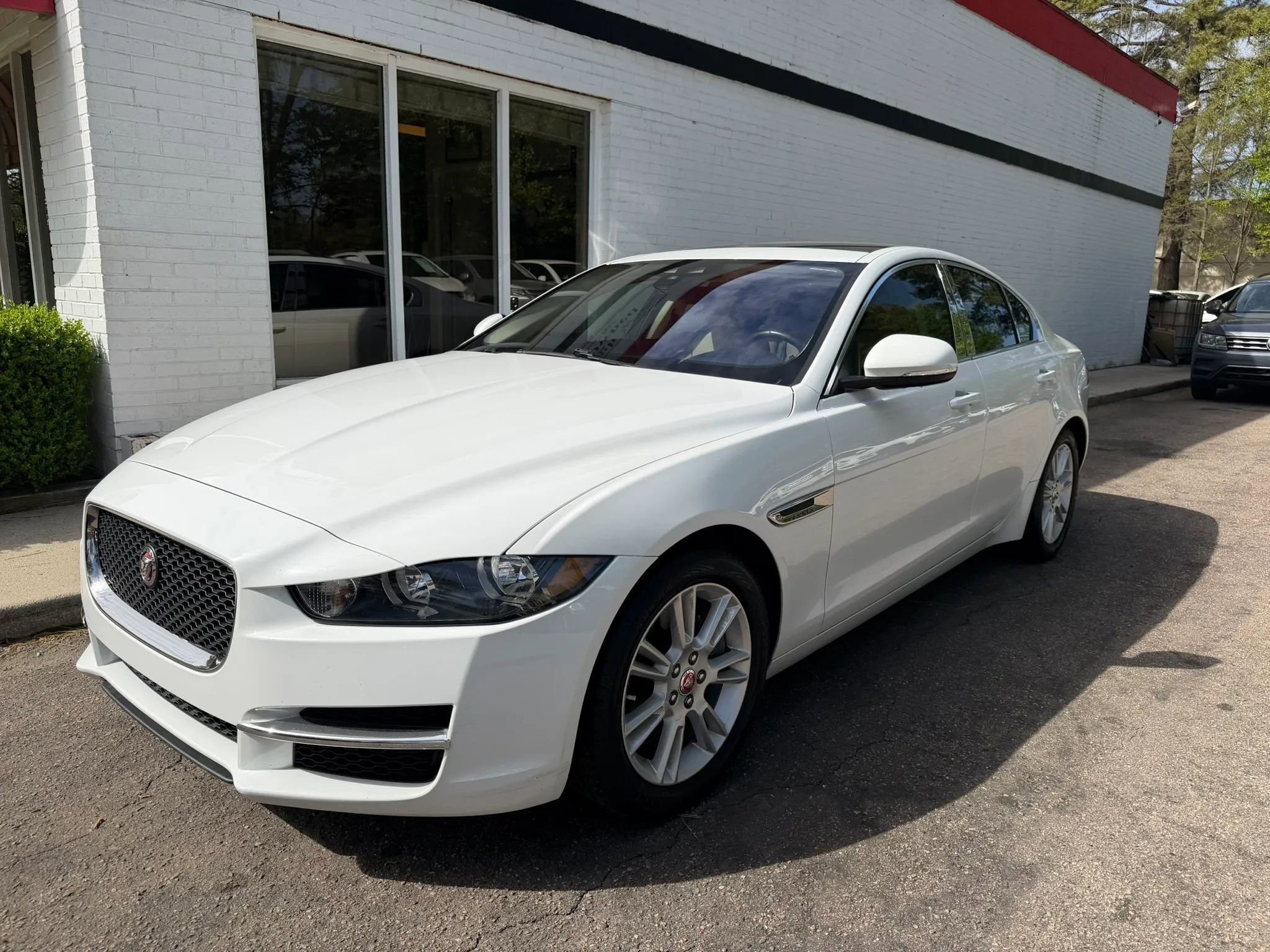 Used 2019 Jaguar XE Premium image 2