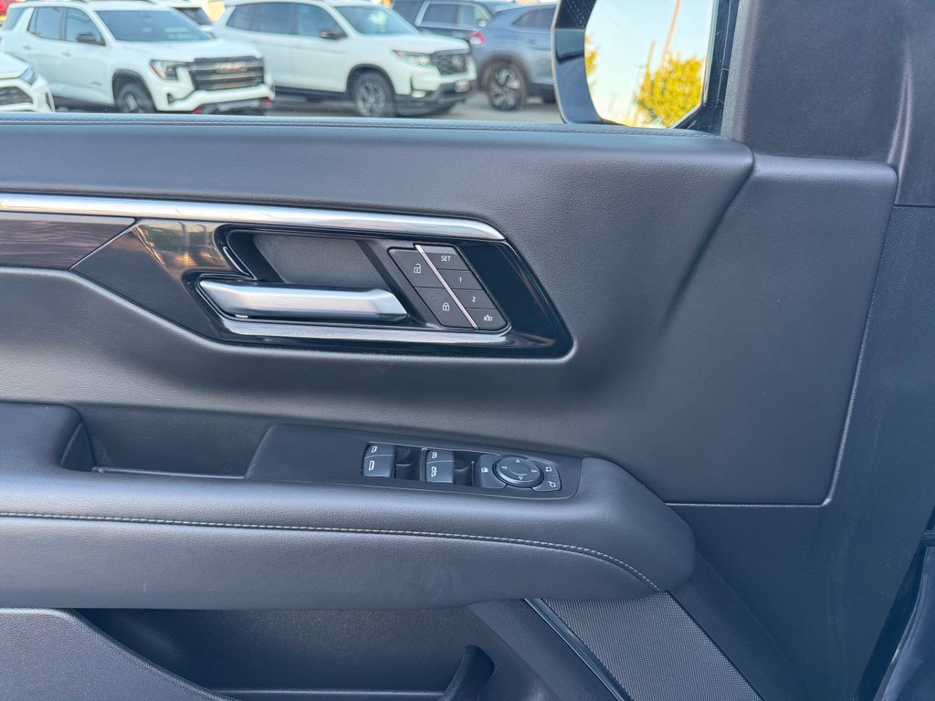 Used 2025 Chevrolet Suburban LT AWD/4WD image 11
