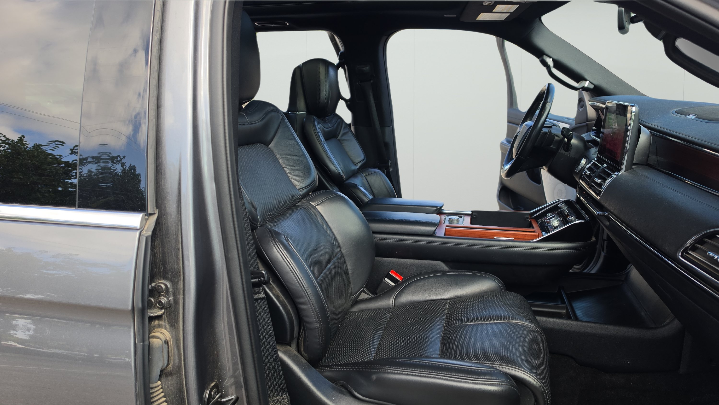 Used 2021 Lincoln Navigator Reserve w/ Luxury Package AWD/4WD image 27
