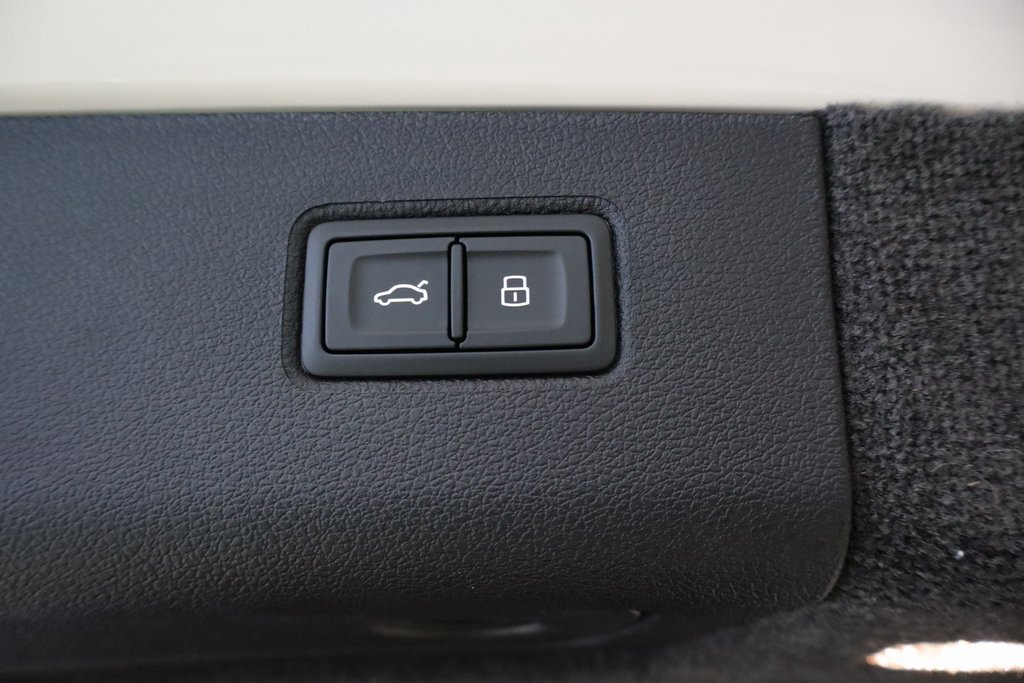 Used 2025 Bentley Bentayga image 28