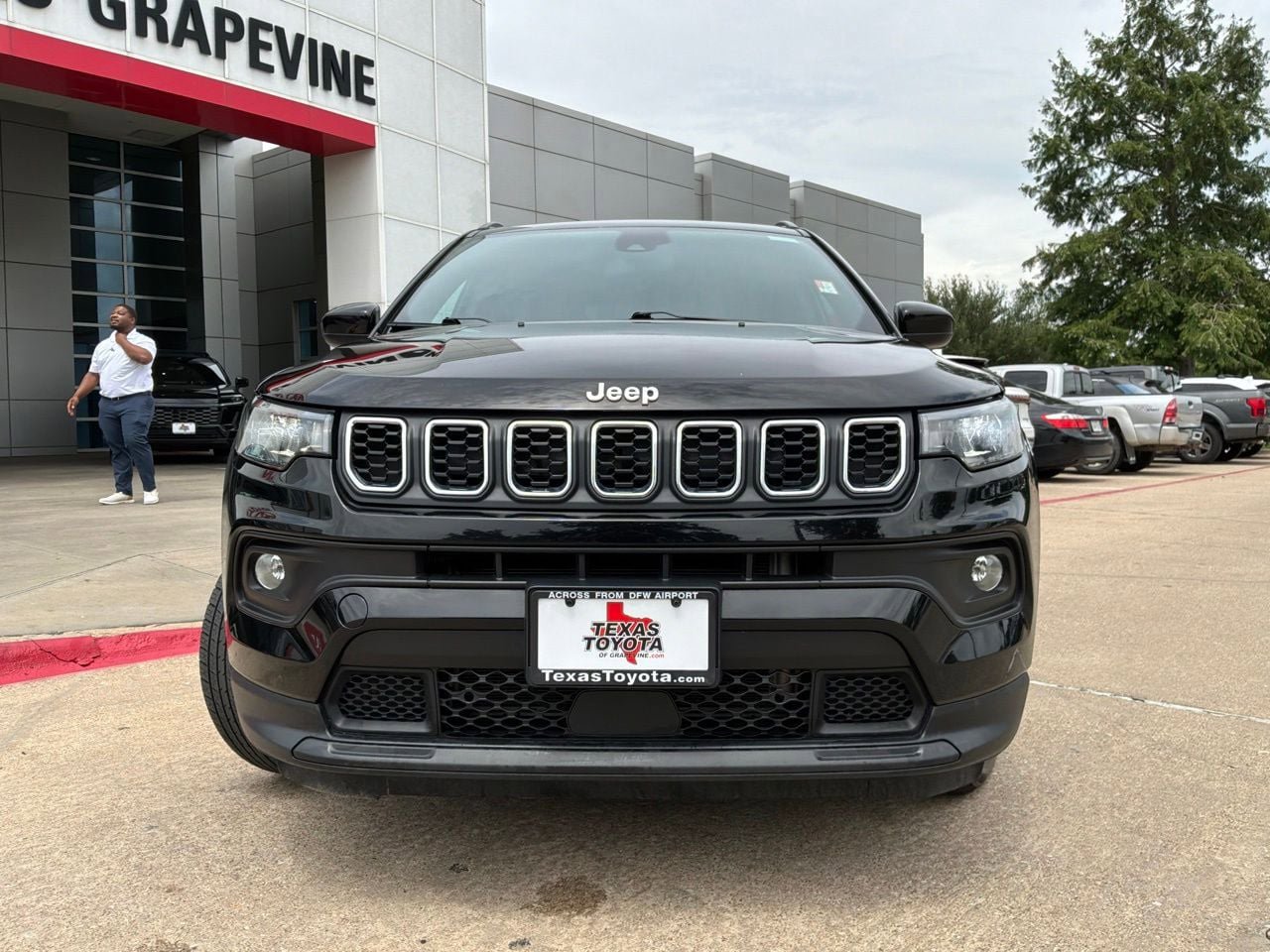 Used 2025 Jeep Compass Latitude AWD/4WD image 3