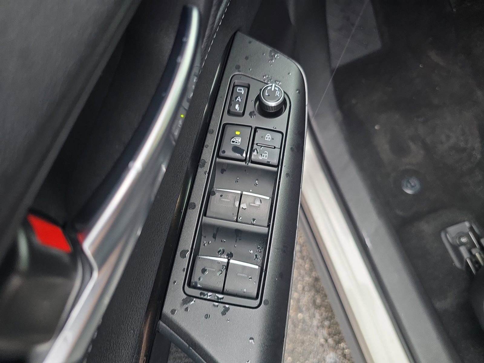 Used 2022 Toyota Venza LE AWD/4WD image 14