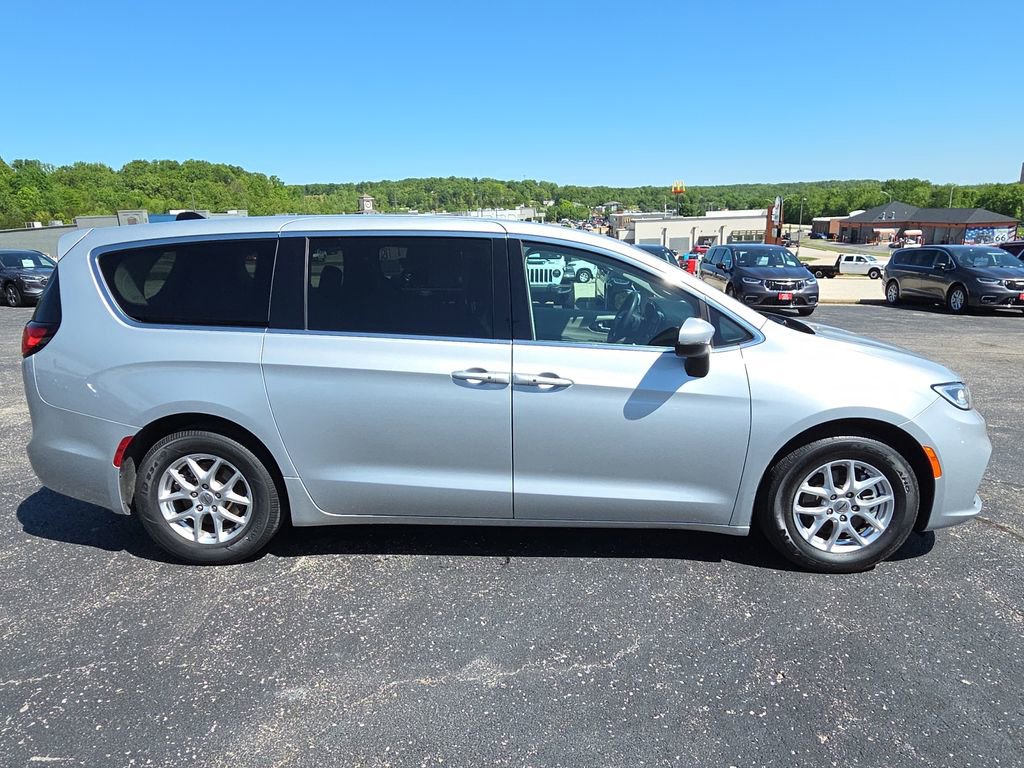 Used 2023 Chrysler Pacifica Touring-L FWD image 9