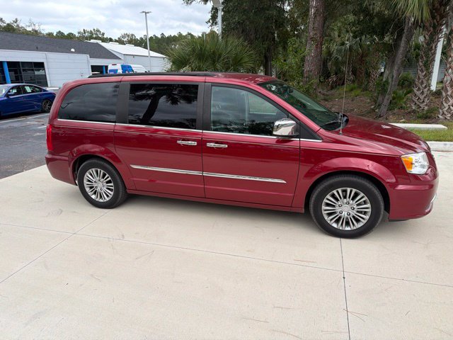 Used 2015 Chrysler Town & Country Touring-L w/ Driver Convenience Group FWD image 2