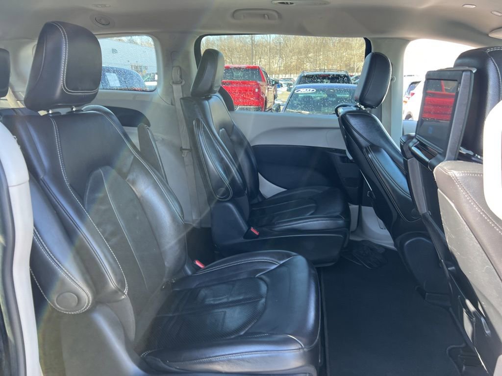 Used 2022 Chrysler Pacifica Touring-L w/ Uconnect Theater Family Group image 27