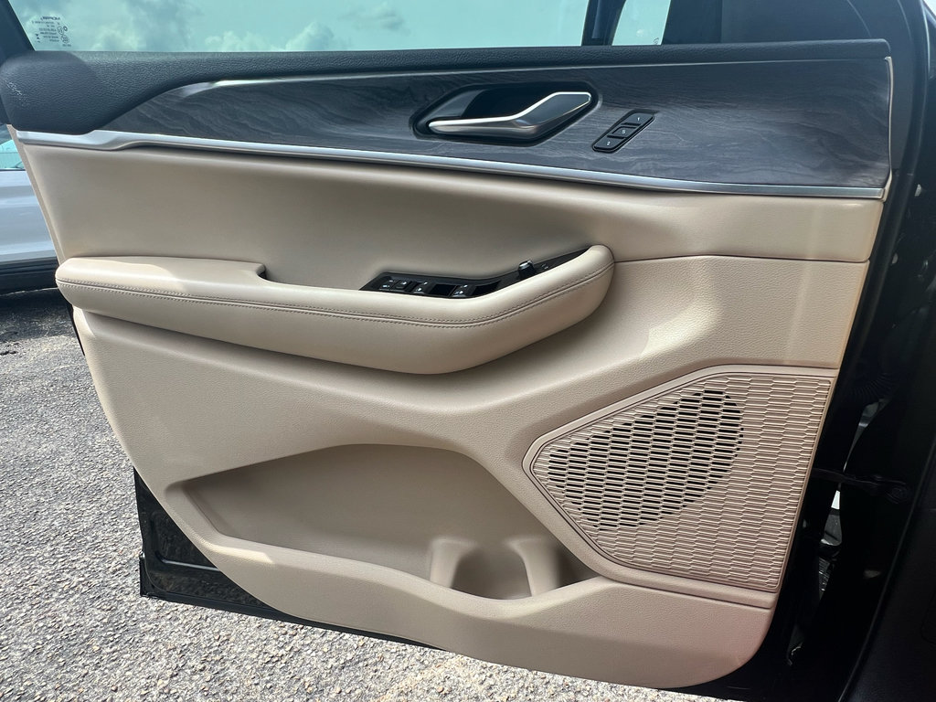 Used 2025 Jeep Grand Cherokee L Limited RWD image 19