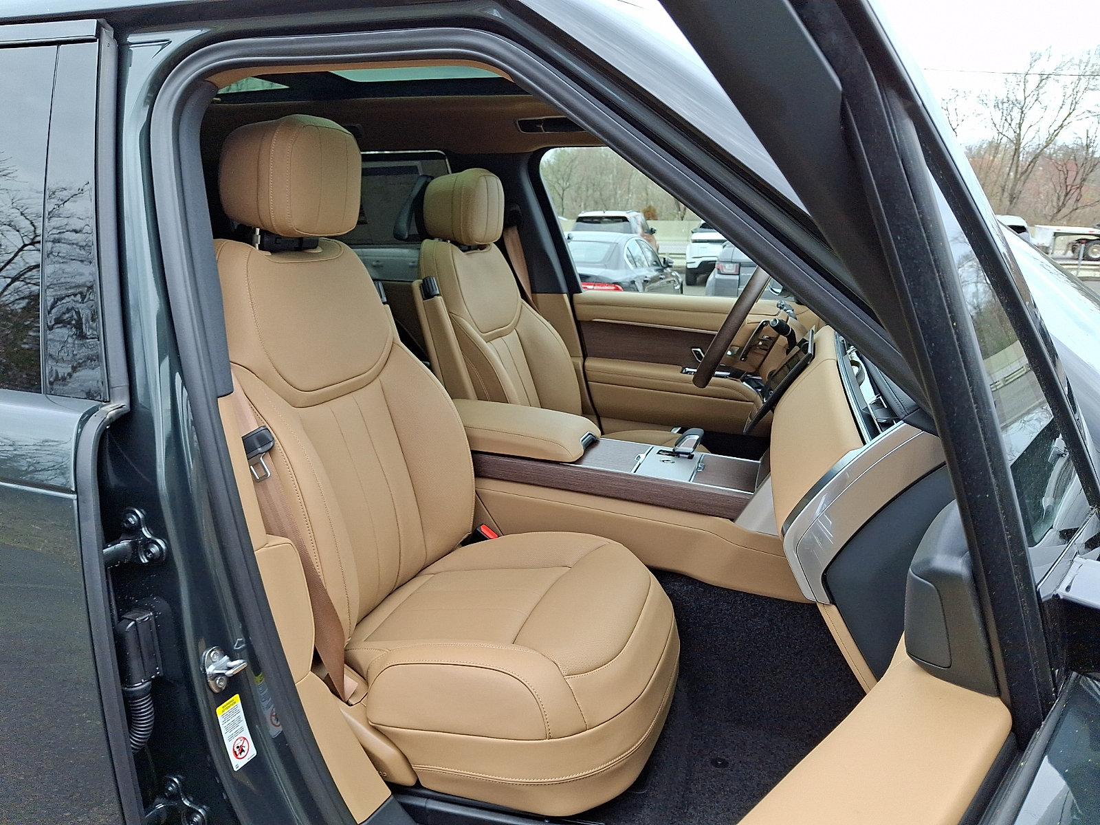New 2026 Land Rover Range Rover Long Wheelbase SE AWD/4WD image 3