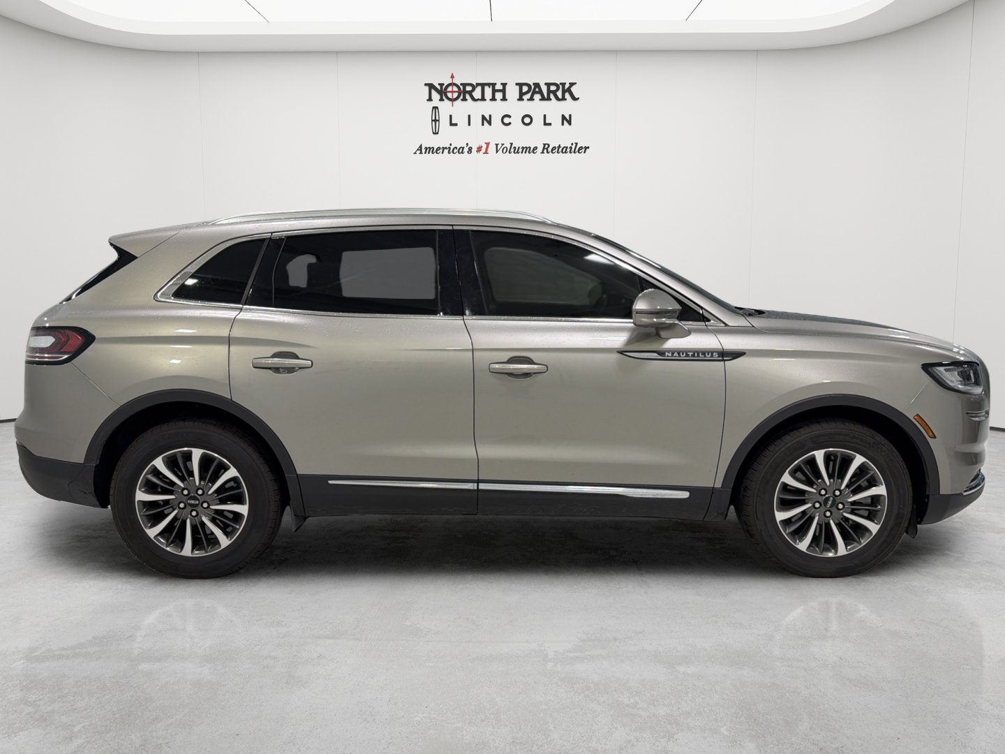 Used 2023 Lincoln Nautilus AWD image 6