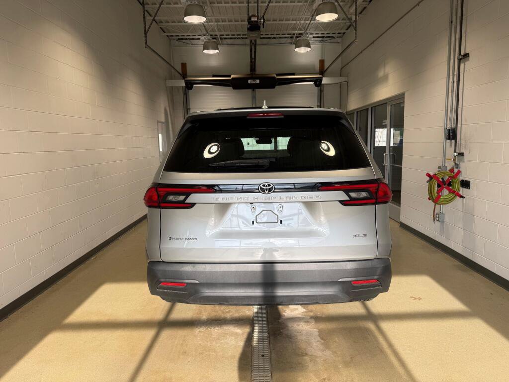 Used 2025 Toyota Grand Highlander AWD Hybrid image 4