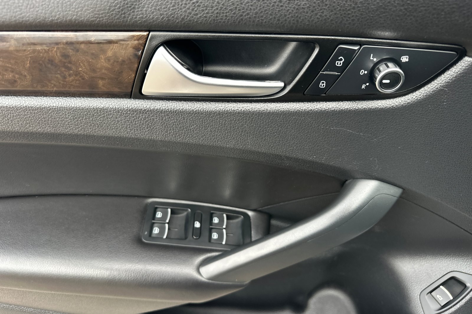 Used 2014 Volkswagen Passat TDI SEL Premium FWD image 10