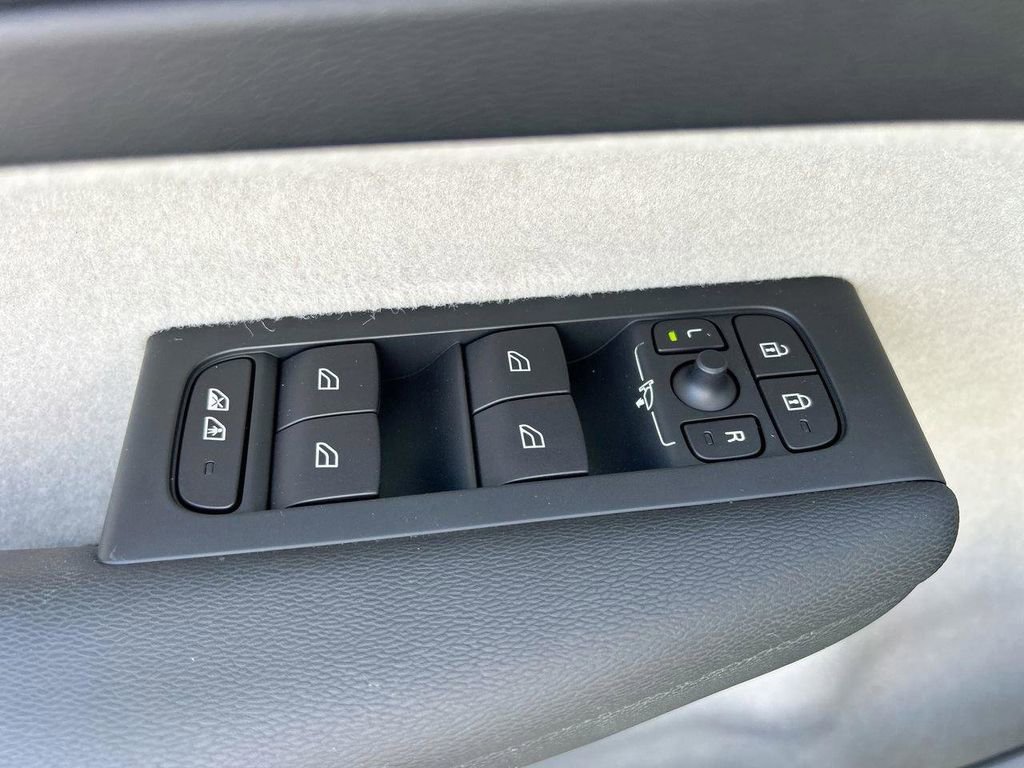 Used 2019 Volvo XC40 T5 Momentum image 23