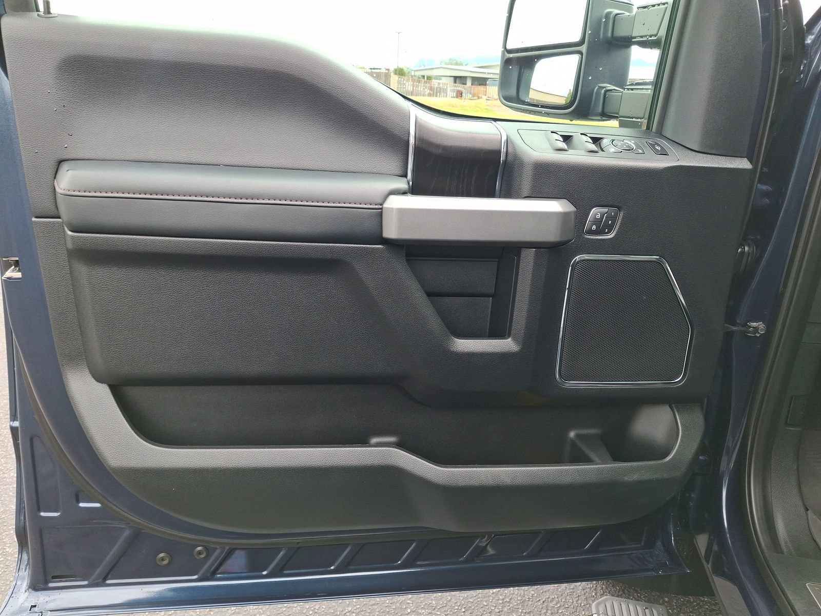 Used 2019 Ford F350 Platinum w/ Platinum Ultimate Package AWD/4WD image 16