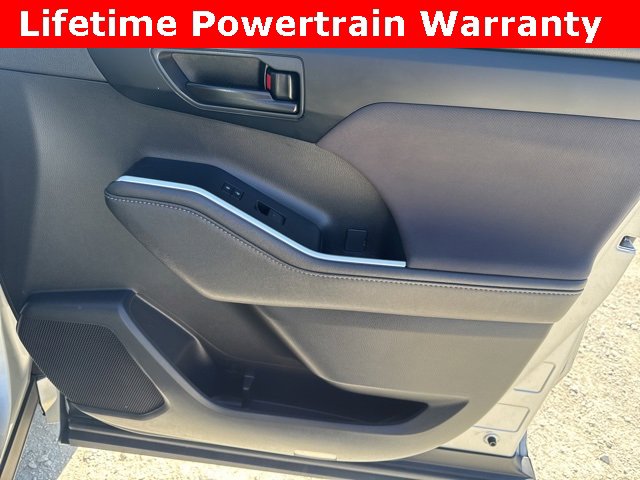 Used 2023 Toyota Highlander LE image 18