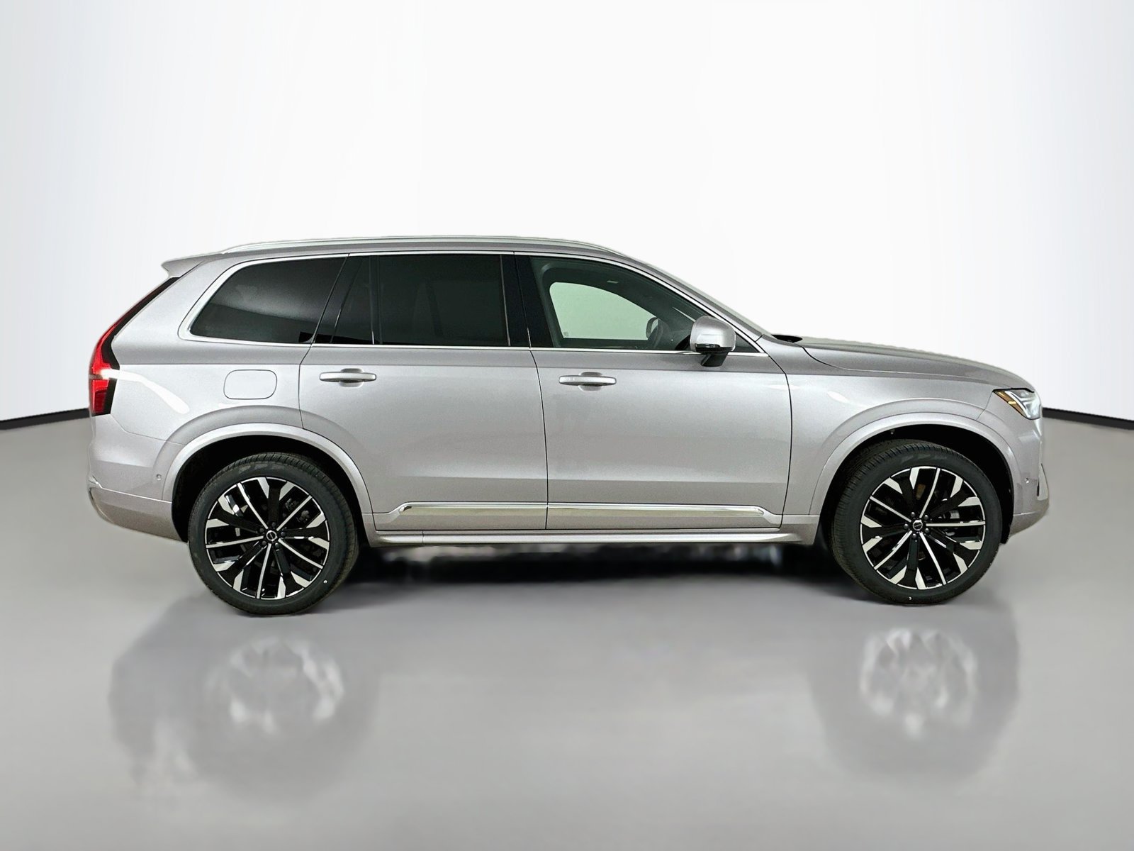 New 2026 Volvo XC90 T8 Plus w/ Protection Package AWD/4WD image 4