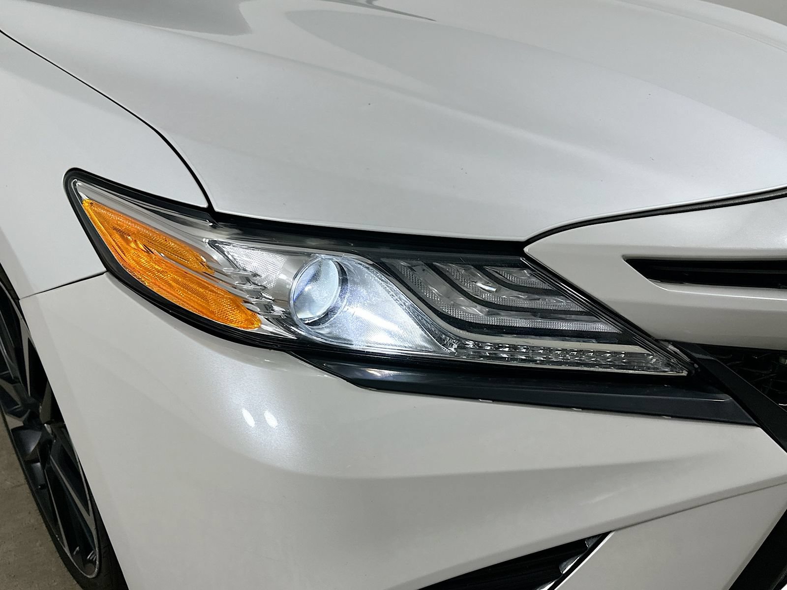 Used 2020 Toyota Camry XSE FWD image 9
