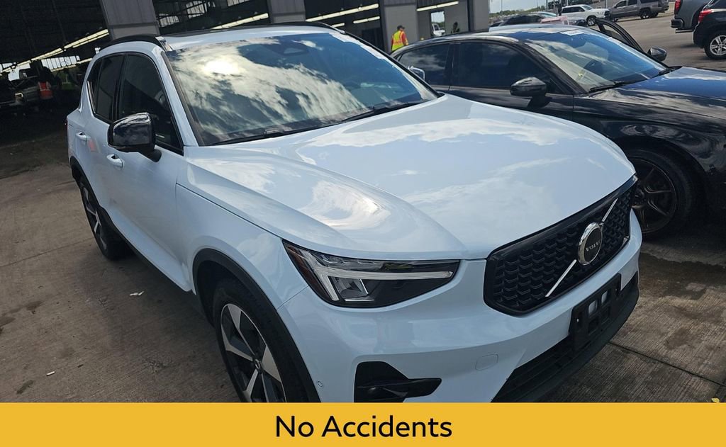 Used 2025 Volvo XC40 B5 Plus image 3