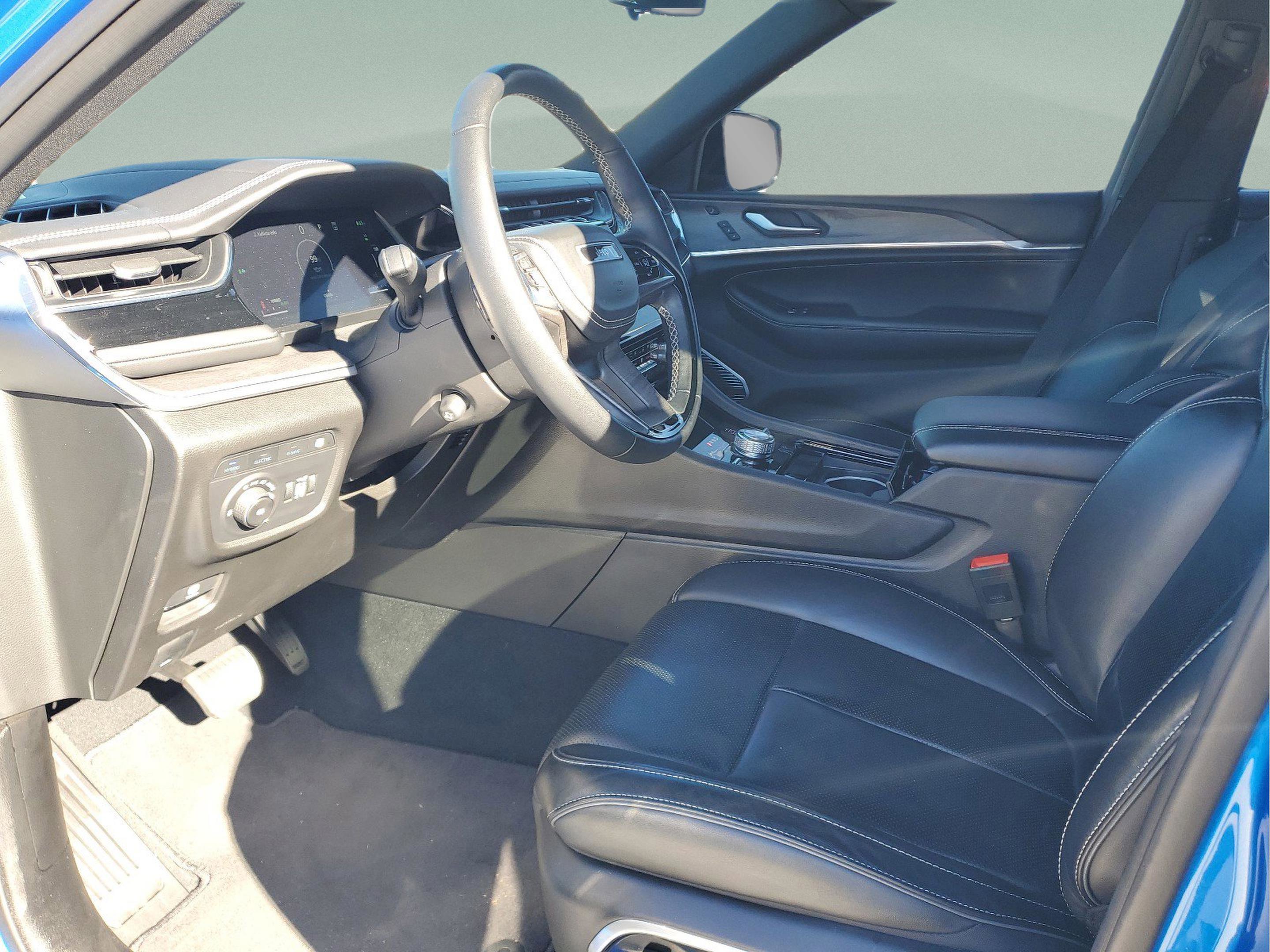 Used 2024 Jeep Grand Cherokee Overland w/ Advanced Protech Group III image 13