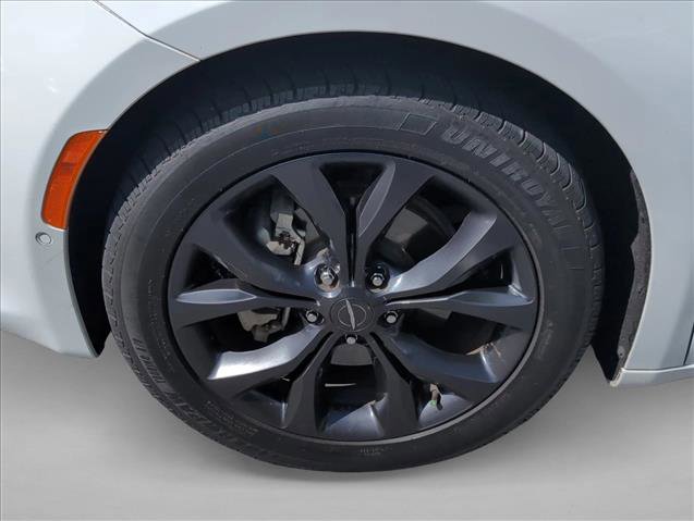 Used 2019 Chrysler Pacifica Touring-L Plus w/ Advanced Safetytec Group FWD image 25