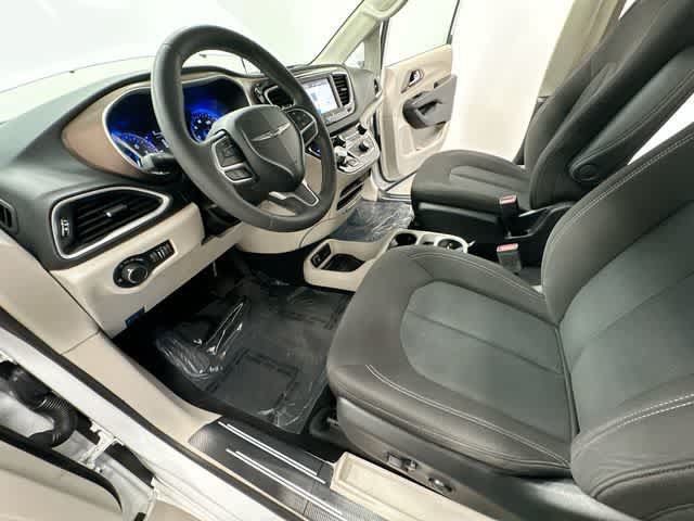 Used 2022 Chrysler Voyager LX FWD image 16
