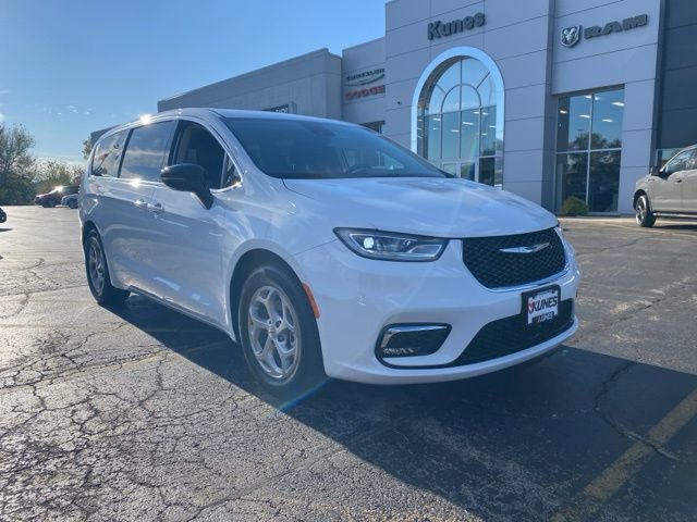 Used 2024 Chrysler Pacifica Limited image 4