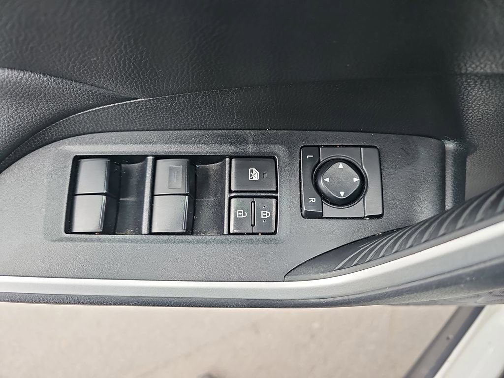 Used 2021 Toyota RAV4 LE FWD image 31