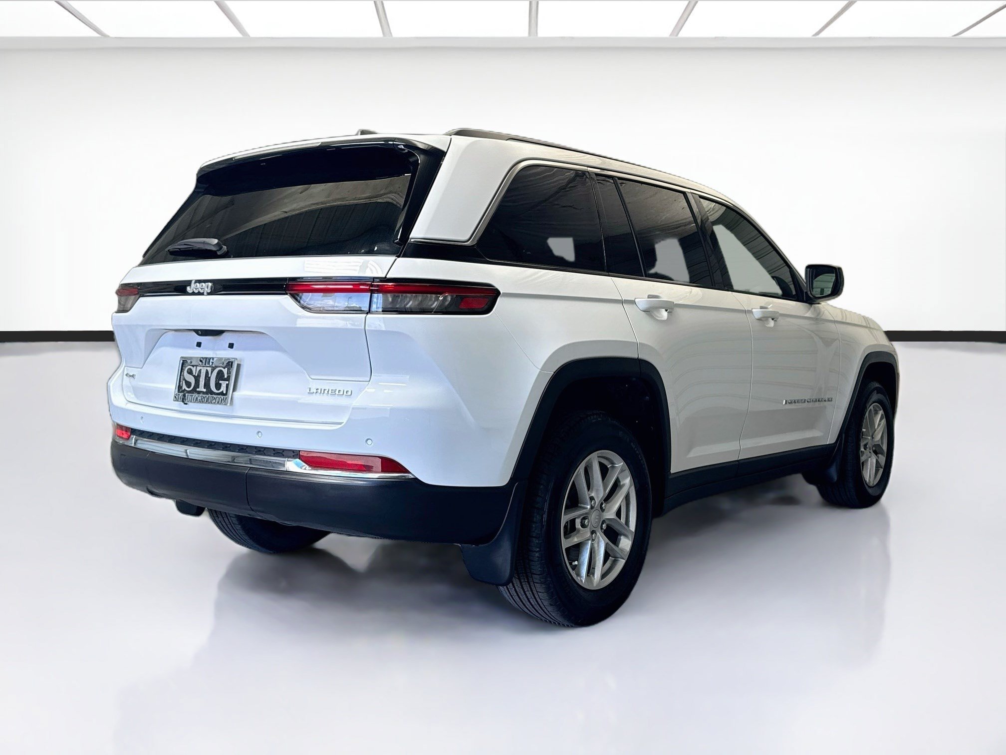 Used 2025 Jeep Grand Cherokee Laredo X AWD/4WD image 4
