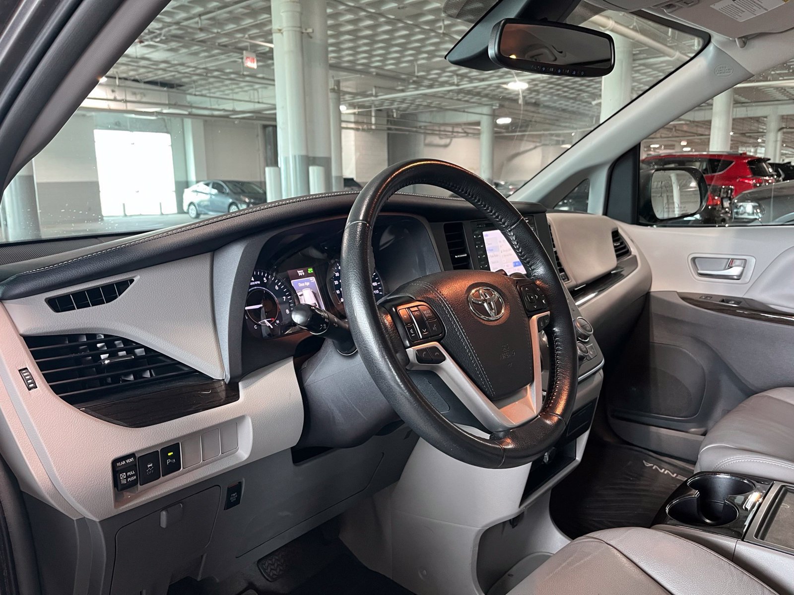 Used 2019 Toyota Sienna XLE w/ XLE Navigation Package FWD image 16
