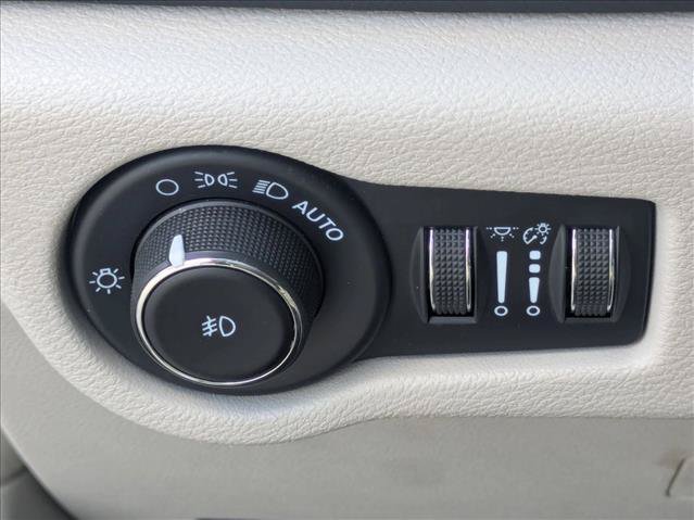 Used 2023 Chrysler Pacifica Touring-L FWD image 12