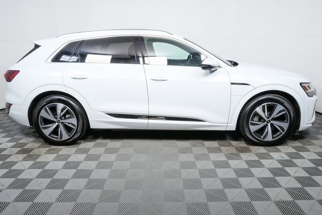 Used 2024 Audi Q8 e-tron Premium Plus video 2