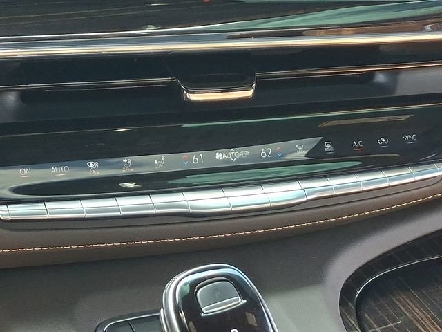 Used 2021 Cadillac Escalade Premium Luxury AWD/4WD image 16