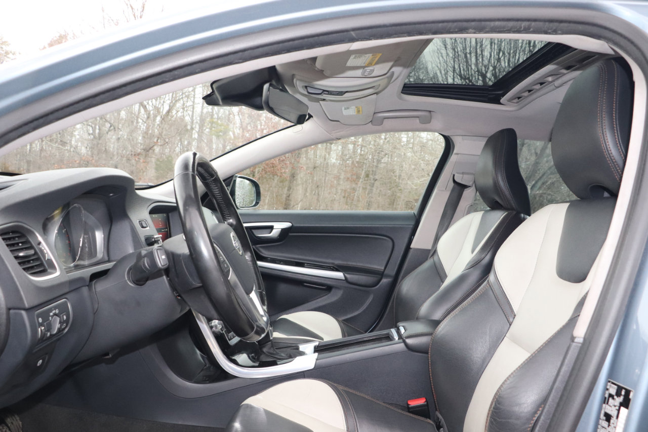 Used 2017 Volvo V60 T5 Cross Country w/ Climate Package image 8