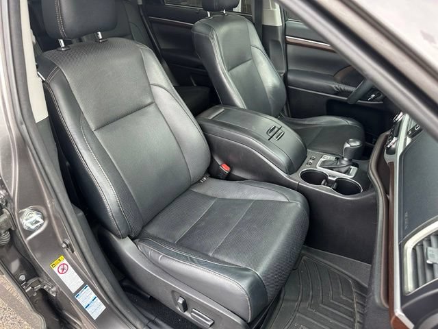 Used 2016 Toyota Highlander Limited Platinum w/ Four Season Floor Mat Package AWD/4WD image 11