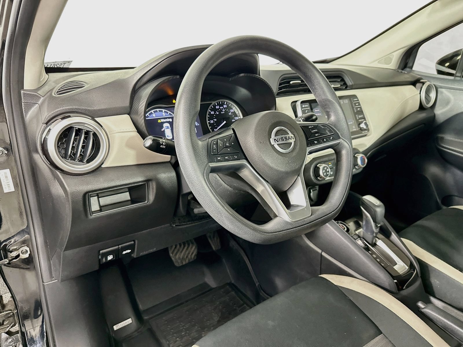 Used 2021 Nissan Versa SV FWD image 9