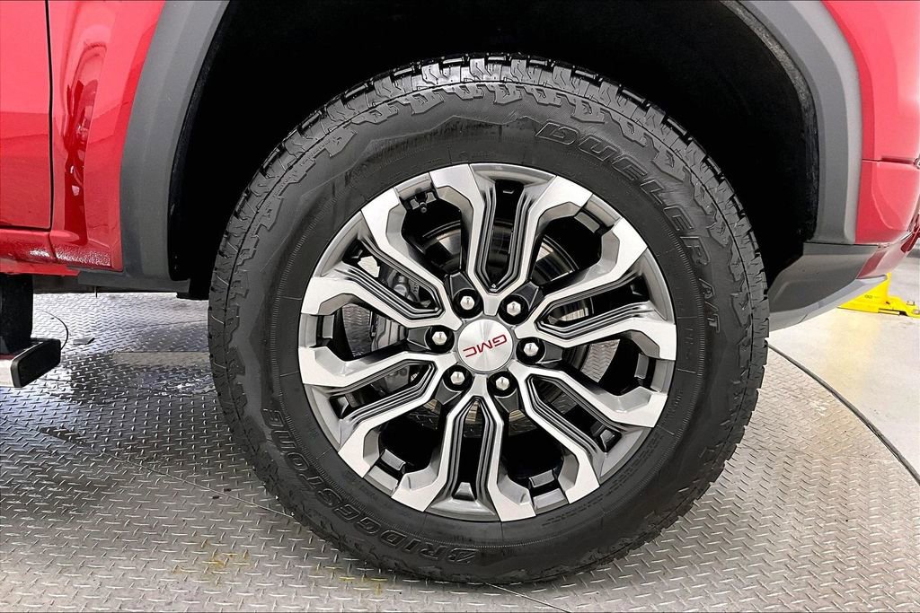 Used 2025 GMC Canyon Denali image 8