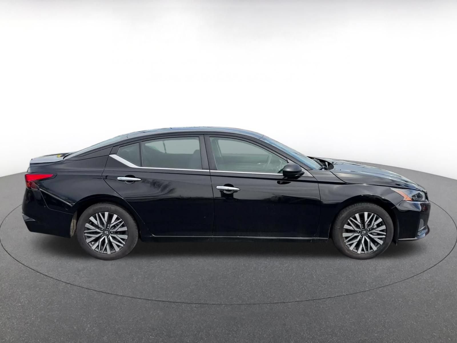 Used 2025 Nissan Altima 2.5 SV FWD image 15