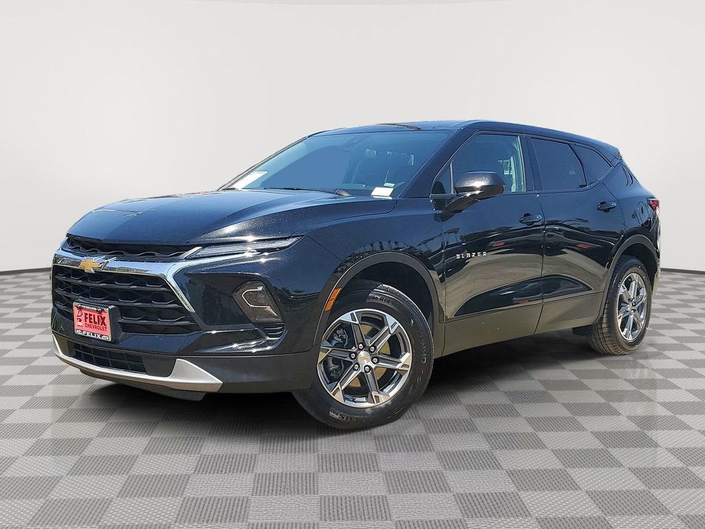 Used 2025 Chevrolet Blazer LT FWD image 2