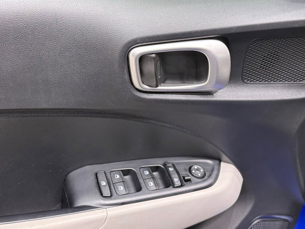 Used 2023 Hyundai Venue SEL image 17