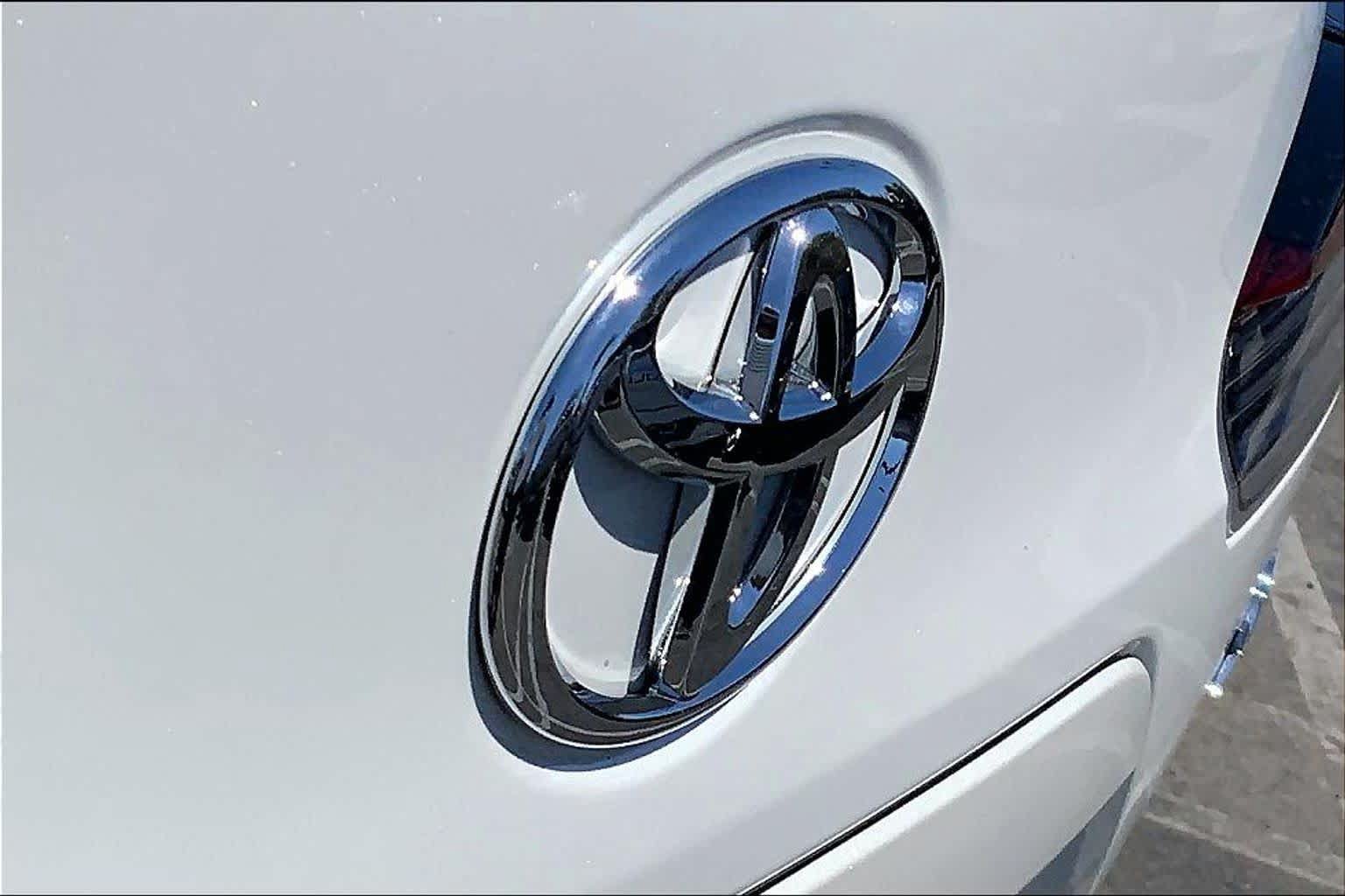 Certified 2025 Toyota Corolla Cross XLE w/ Convenience Package FWD image 30