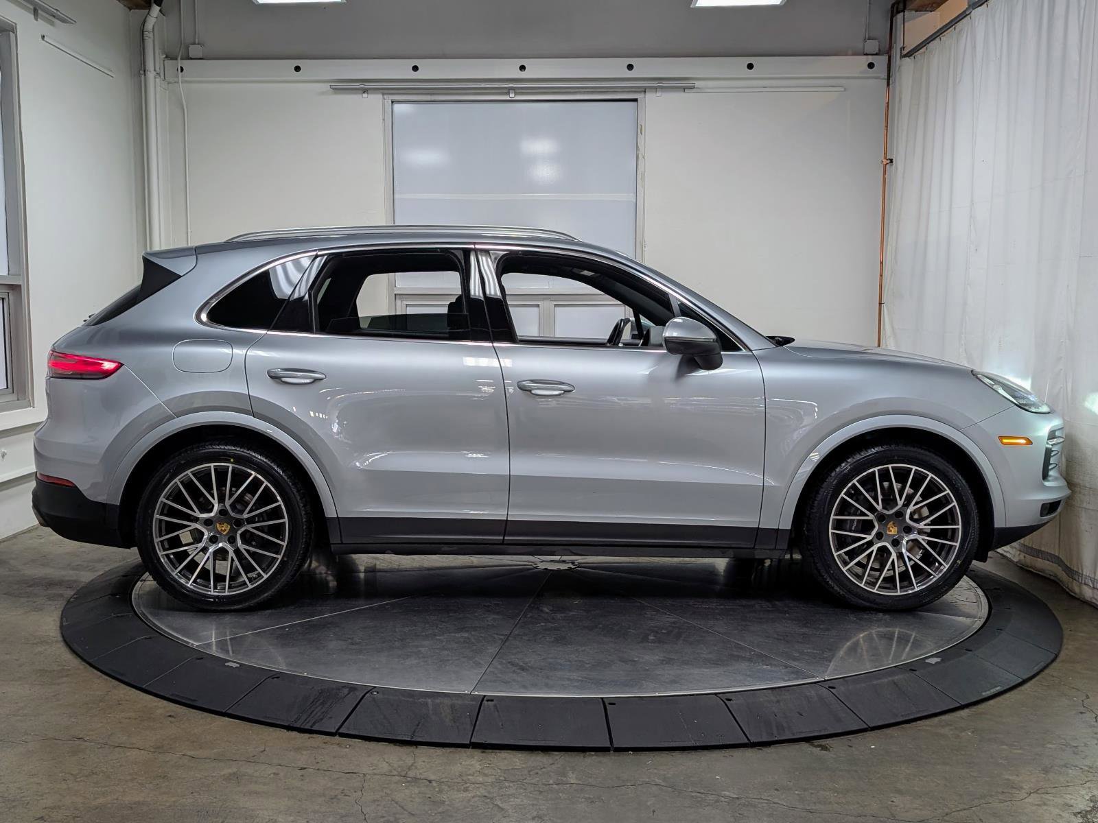 Used 2023 Porsche Cayenne Platinum Edition image 10
