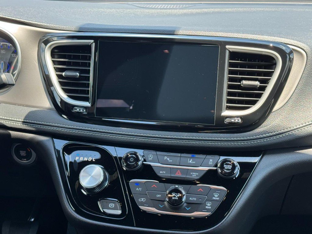 New 2027 Chrysler Pacifica Select FWD image 11
