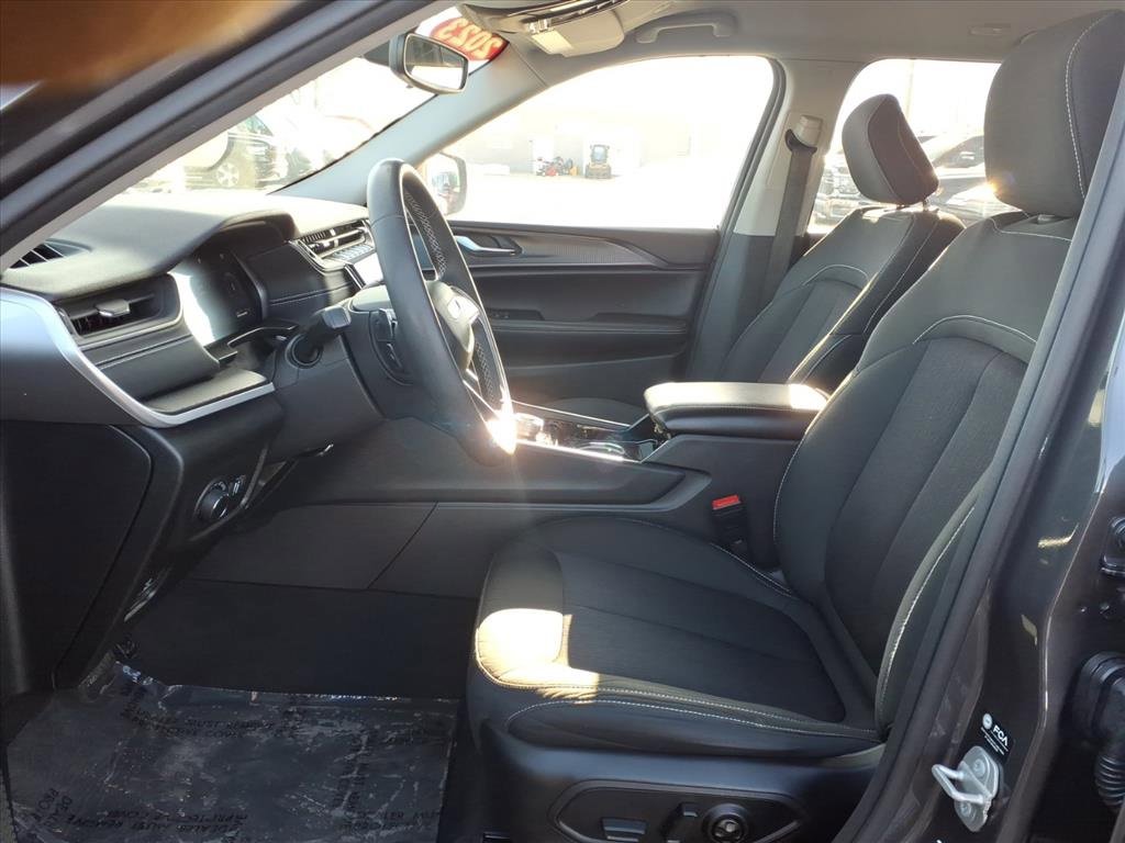 Used 2023 Jeep Grand Cherokee Laredo image 4