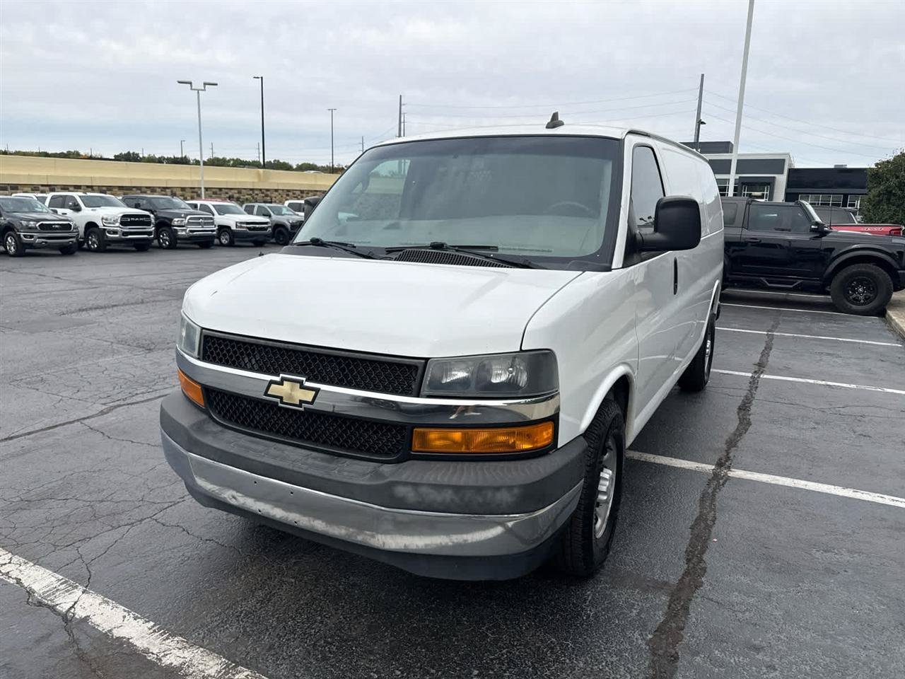 Used 2019 Chevrolet Express 2500 w/ Driver Convenience Package RWD image 4