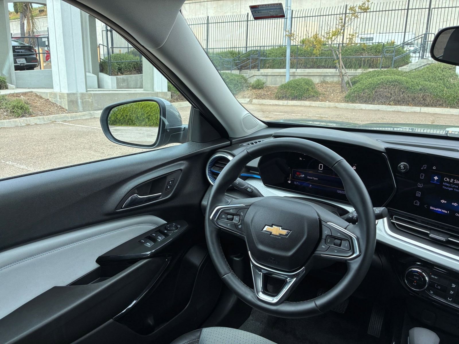 Used 2025 Chevrolet Trax LT w/ LT Convenience Package FWD image 33