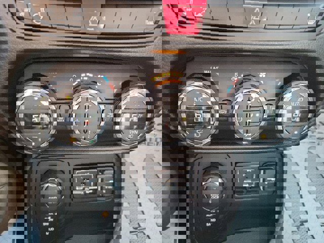 Used 2015 Jeep Renegade Limited image 14